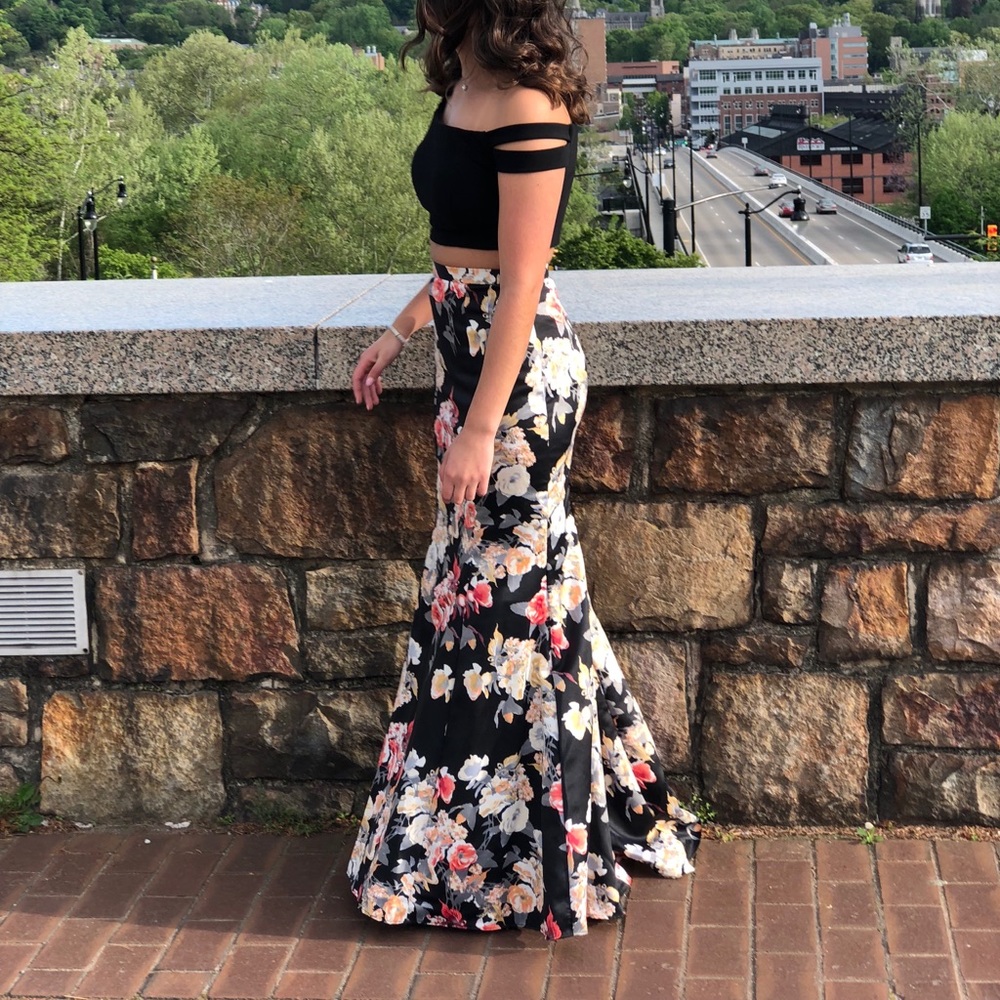 2-piece black and Floral Prom Dress!